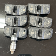 Load image into Gallery viewer, Set of 2 Mercedes-Benz TPMS Sensor A0045429818 cb10f2d5