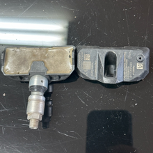Load image into Gallery viewer, Set of 2 Mercedes-Benz TPMS Sensor A0045429818 cb10f2d5