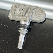 Load image into Gallery viewer, Wurth Anodized Tire Pressure Monitoring System 315/433Mhz 8d21eb35