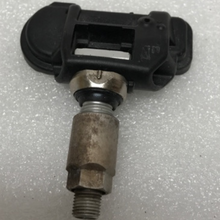 Load image into Gallery viewer, Mercedes Benz OEM Schrader TPMS Sensor 0009050030 d3a814be